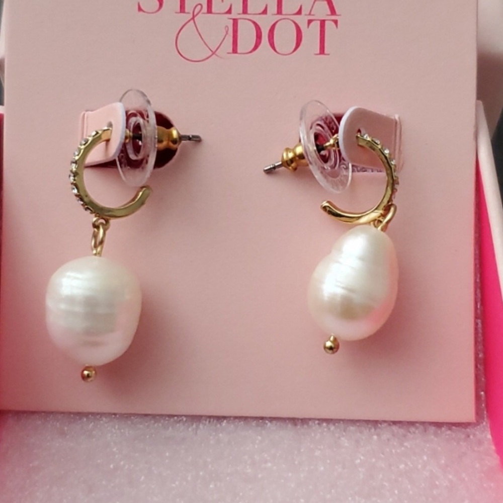 :: Stella & Dot Bohemian Pearl Huggie Earrings - Picture 5 of 8